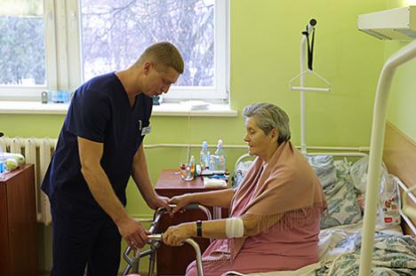 Беларускія эндапратэзы каленнага сустава пачалі ўстанаўліваць пацыентам у 6-й бальніцы Мінска