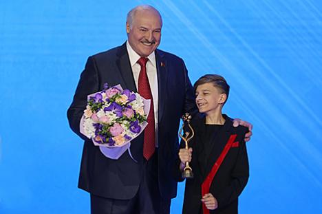 Лукашэнка ўручыў Гран-пры дзіцячага конкурсу 