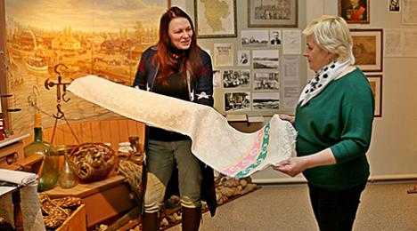 Аўтэнтычныя вясельныя ручнікі папоўнілі калекцыю шклоўскага музея