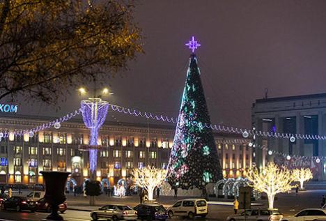 Сцэна памерам як 6-павярховы дом і бальныя традыцыі - навагодняя афіша Мінска