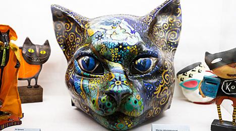 Парасон, чайнік і гіра ў выглядзе ката: у Мінску адкрылася выстава 