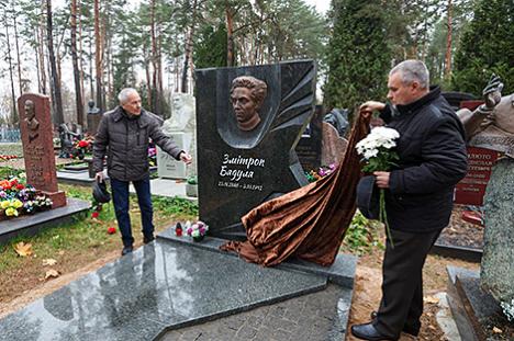 Помнік Змітраку Бядулю адкрылі на Усходніх могілках у Мінску