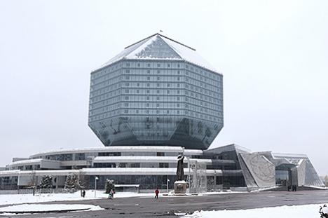 Выстаўку да 70-годдзя з дня нараджэння мастака і паэта Фёдара Ястраба прадставілі ў Мінску