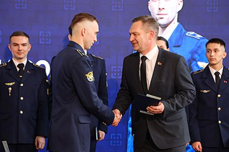 Упершыню ў гісторыі. Выпускнікам Беларускай акадэміі авіяцыі ўручылі ліцэнзіі пілотаў