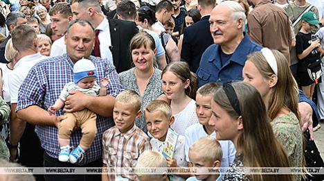 Адзінаццаць дзяцей і дваццаць гектараў зямлі. Шматдзетны бацька з Вілейскага раёна звярнуўся да Лукашэнкі