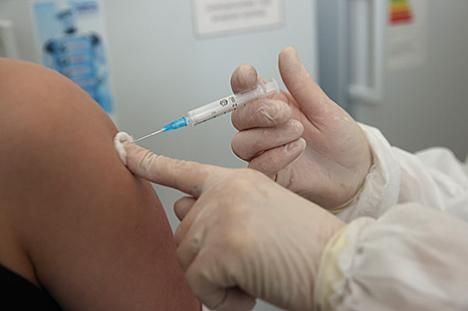 Больш за 4,7 млн беларусаў прайшлі поўны курс вакцынацыі супраць COVID-19