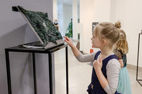 Першыя буквары, парта Эрысмана і фарфоравыя чарніліцы: у Мінску адкрылася выстаўка школьных прадметаў