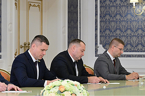 Лукашэнка перасцярог чыноўнікаў ад заразы, якая паразіла Украіну