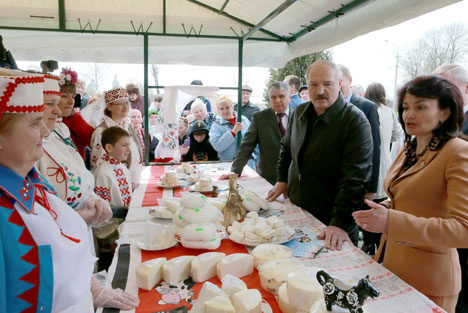 Лукашэнка: Моладзь павінна прадаўжаць традыцыі народных беларускіх промыслаў