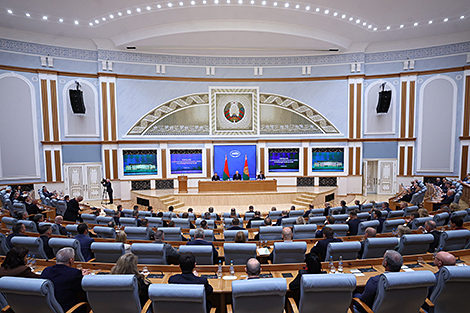 Лукашэнка: банкаўская сістэма павінна ісці на крок наперадзе, але не забягаць наперад развіцця ўсёй краіны