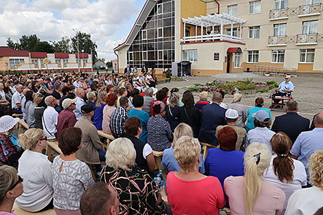 Лукашэнка: мы павінны не проста перадаць краіну новаму пакаленню, а дапамагчы яму стаць на патрэбныя рэйкі