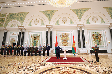 Лукашэнка: прафесія Радзіму абараняць яшчэ доўга будзе актуальнай i запатрабаванай