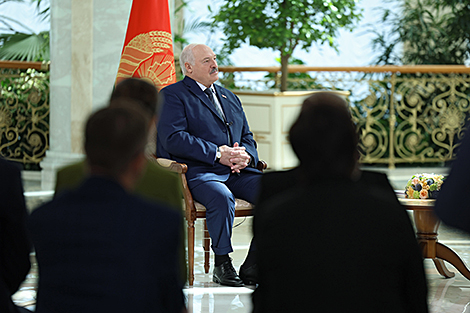 Лукашэнка расказаў, як беларусы зрабілі па-кітайску ў сітуацыі выбару паміж Усходам i Захадам