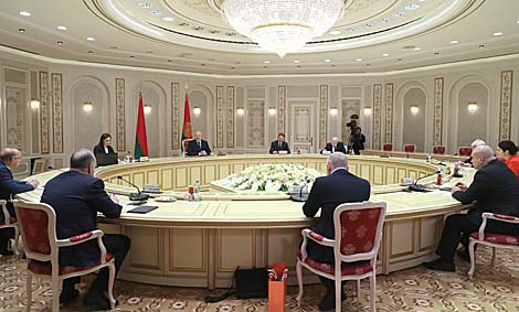 Лукашэнка: новае пакаленне не можа дазволіць здаць Беларусь