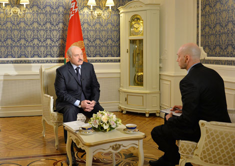 Лукашэнка: Заходнія палітыкі павінны паглядзець на сваю 