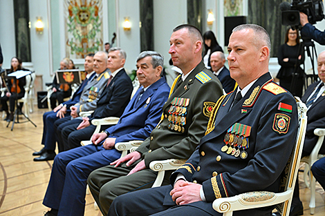 Прэзідэнт: беларусы праслаўляюць краіну працоўнымі перамогамі, але гатовы абараняць яе i са зброяй у руках