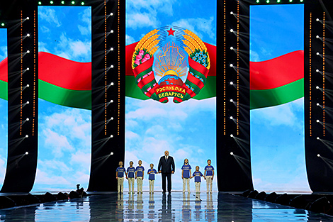 Лукашэнка: Дзень народнага адзінства стаў адказам на новыя спробы Захаду падзяліць беларускі народ