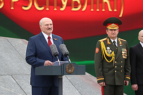 Лукашэнка - удзельнікам урачыстасці на плошчы Перамогі: беражыце краіну, гэта - галоўнае