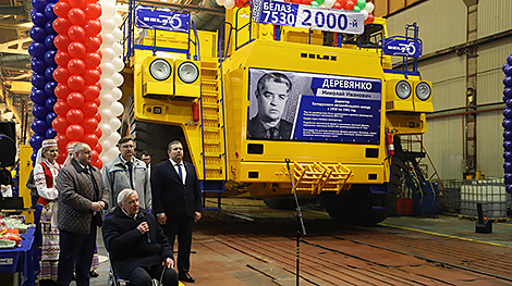 З канвеера БЕЛАЗа сышоў 2000-ы самазвал грузападымальнасцю 220 т