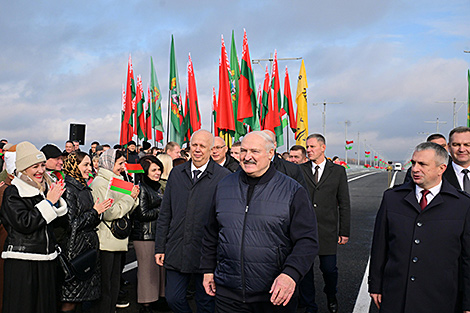 Лукашэнка на прыкладзе будаўніцтва моста растлумачыў, чаму не трэба гнацца за 