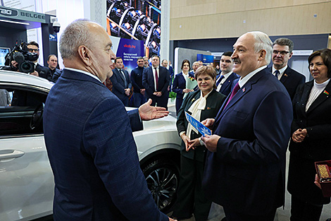 Лукашэнку падарылі сертыфікат на рэстайлінгавы BELGEE X50+