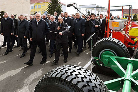Лукашэнка: нам трэба кроў з носу аднавіць сельгастэхнікі