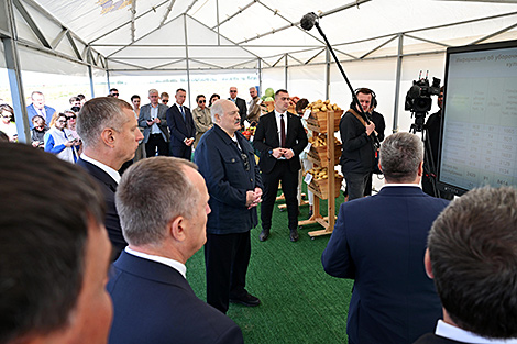 Лукашэнка расказаў, які беларускі прадукт возьме з сабой у Кітай