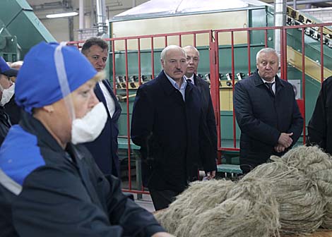 Лукашэнка запатрабаваў аптымізаваць колькасць ільнозаводаў у Віцебскай вобласці