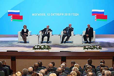 Лукашэнка прапануе стварыць імпартазамяшчальныя праграмы для загрузкі беларуска-расійскіх прадпрыемстваў