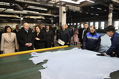 Лукашэнка: ніякай прыватызацыі гарбарнага завода ў Гатаве быць не можа