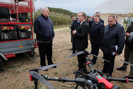 Лукашэнку паказалі, як прымяняюць дроны ў сельскай гаспадарцы