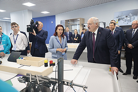 Лукашэнка азнаёміўся з распрацоўкамі навучэнцаў Нацыянальнага дзіцячага тэхнапарка