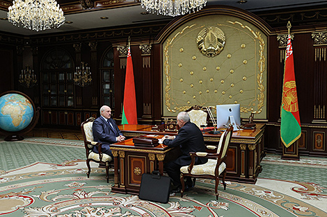 Лукашэнка абмеркаваў з Шэйманам развіццё Аршанскага раёна і стан спраў на прадпрыемствах рэгіёна