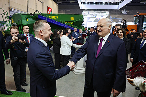 На кухні знайшлося не ўсё. Лукашэнка расказаў, як дэгуставаў прадукцыю, удастоеную Знака якасці