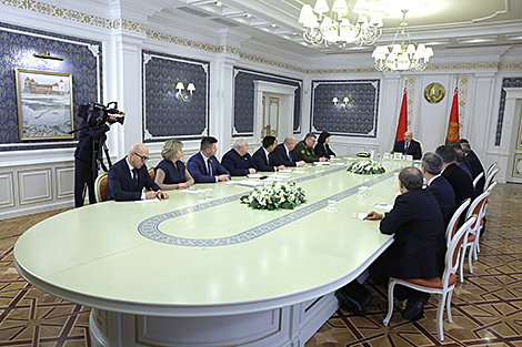 Лукашэнка: грошы, заробленыя ў Беларусі, павінны працаваць на Беларусь