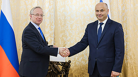 Рагожнік уручыў копіі даверчых грамат у МЗС РФ