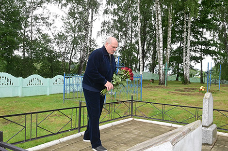 Лукашэнка ўсклаў кветкі да брацкай магілы загінулых у гады вайны