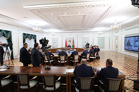 Лукашэнка распарадзіўся адпраўляць у армію ўсіх, хто 