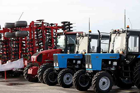 Лукашэнка папярэдзіў аб жорсткім запатрабаванні за неналежнае захоўванне сельгастэхнікі