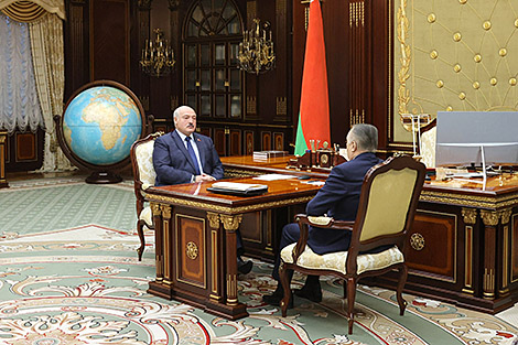 Лукашэнка правёў сустрэчу са старшынёй Вярхоўнага Суда Валянцінам Сукалам