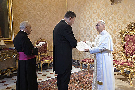 Пасол Беларусі Амбразевіч уручыў даверчыя граматы Папу Рымскаму