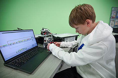 Лукашэнка даручыў прадумаць стымулы для замацавання ўнутры краіны таленавітай моладзі