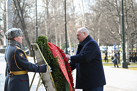 Лукашэнка ў Маскве ўсклаў вянок да Магілы Невядомага Салдата