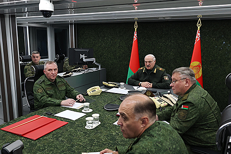 Лукашэнка заявіў, што тэма арміі і бяспекі ў яго на стале кожны дзень
