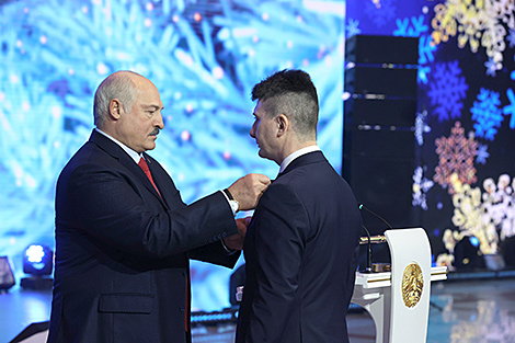 Лукашэнка ўручыў дзяржаўныя ўзнагароды журналістам і работнікам культуры