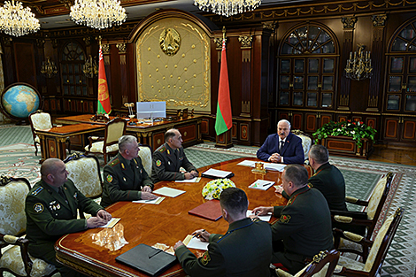 Лукашэнка аб важнасці падрыхтоўкі афіцэраў: служыць не дзеля 