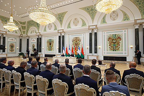 Лукашэнка: Беларусь прадоўжыць выдзяляць гранты для навучання таленавітай моладзі з Узбекістана