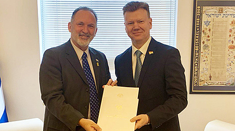Ярашэвіч уручыў копіі даверчых грамат кіраўніку службы дзяржпратакола Ізраіля