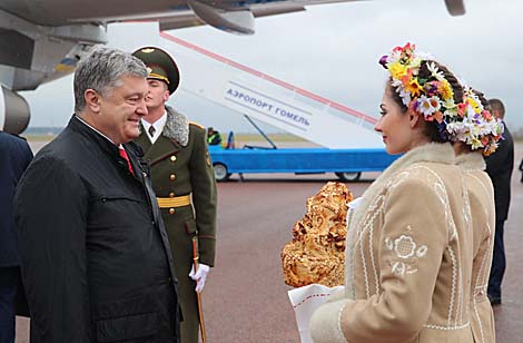 Парашэнка прыляцеў у Гомель для ўдзелу ў I Форуме рэгіёнаў Беларусі і Украіны