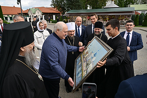 Лукашэнку ў Жыровіцкім манастыры падарылі святочную карціну